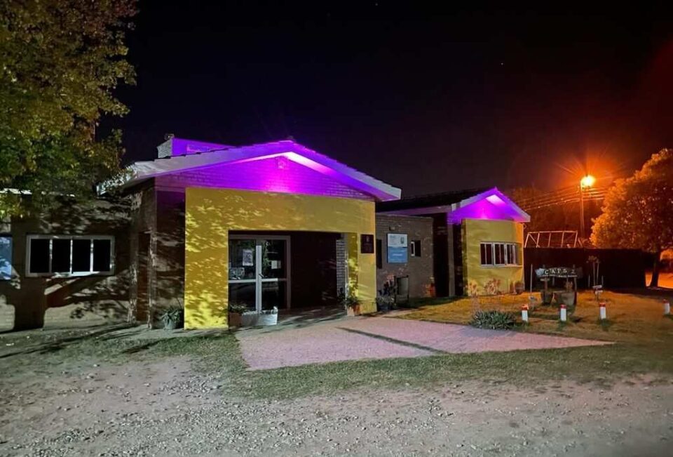 Anisacate iluminó sus edificios para visibilizar la lucha contra el cáncer de mama