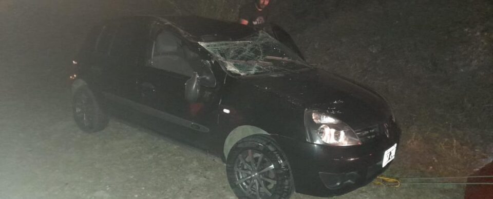 Un joven perdió el control y volcó su vehículo