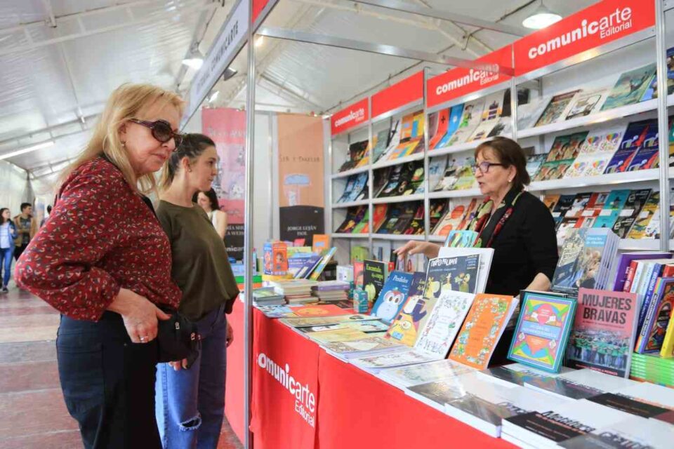 Continúa la Feria del Libro con una programación destacada para el finde largo