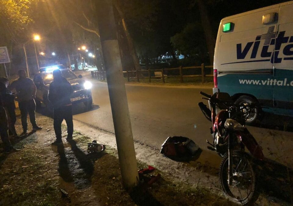 Un motociclista menor de edad chocó contra un poste de cemento