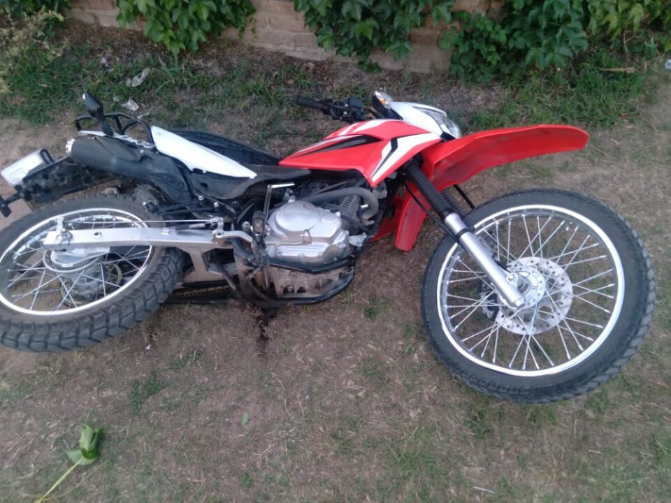 Un motociclista iba en contramano con una menor y tuvieron un grave accidente: el autor se fugó