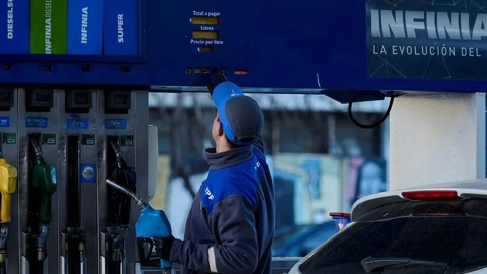 Desde este jueves, YPF sube 6% promedio el precio de la nafta y el gasoil