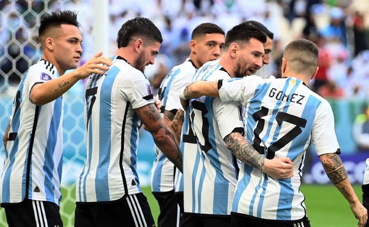 Argentina juega un partido clave ante México para definir su futuro en Qatar