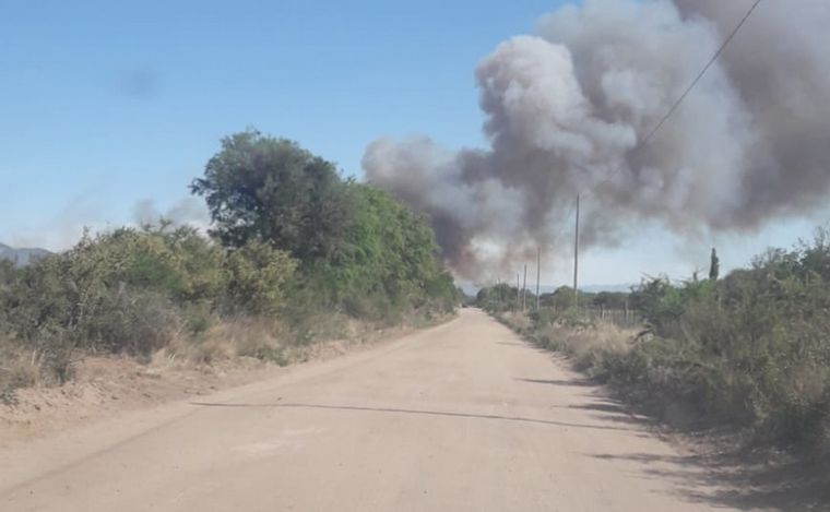 Siguen activos dos incendios forestales en Traslasierra: el clima no ayuda
