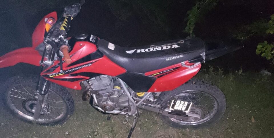Dos hombres a bordo de una motocicleta chocaron contra un colectivo