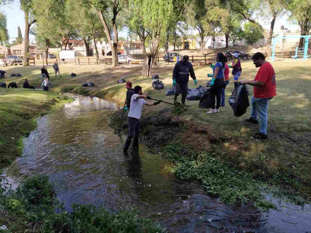 Empezaron las jornadas de limpieza del Arroyo Chicamtoltina