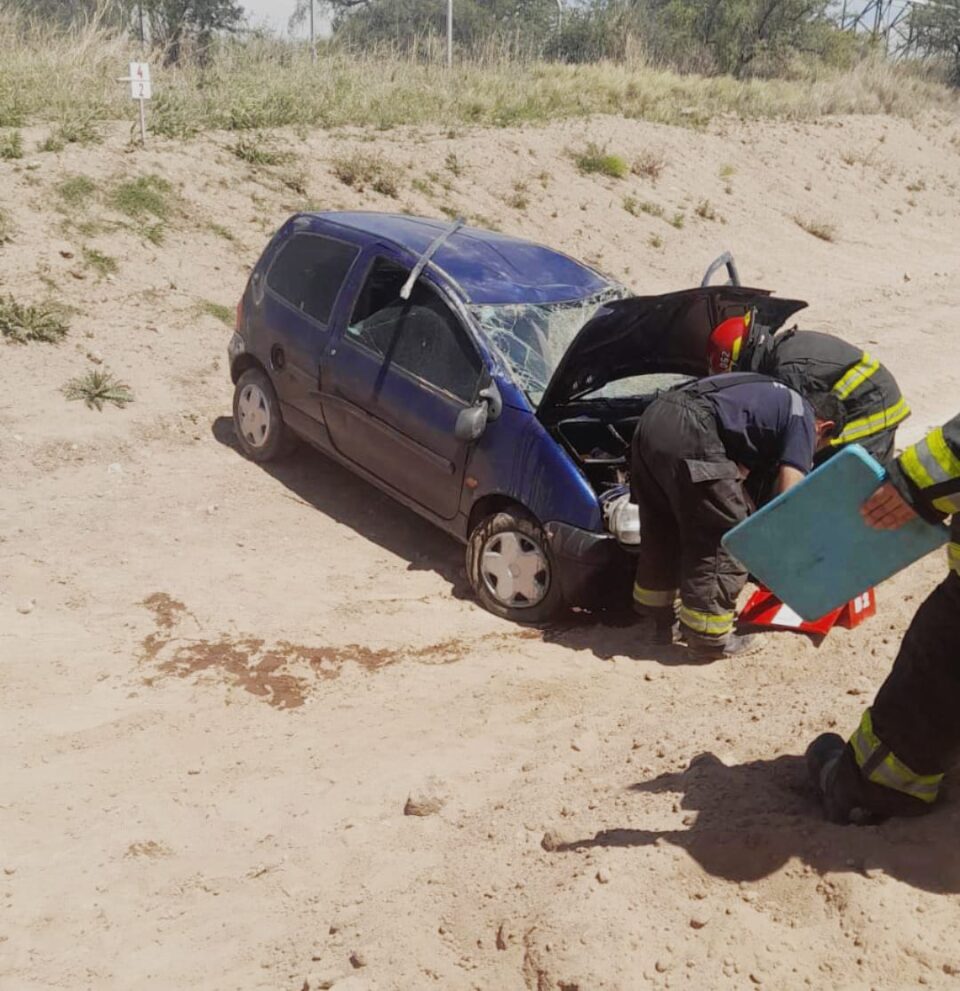 Un hombre de 49 años volcó con su Renault Twingo en la Ruca C-45