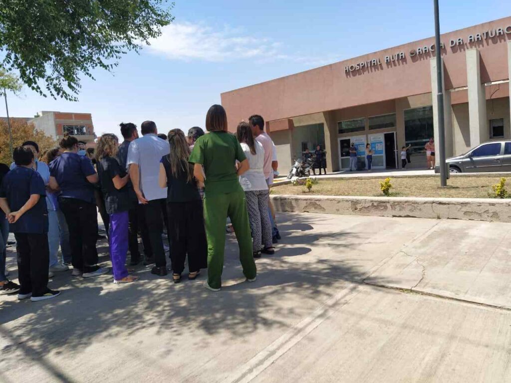 Médicos del Hospital Illia reclaman falta de personal y precarización laboral