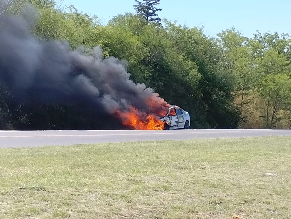Se le incendió el auto mientras venía manejando en la ruta