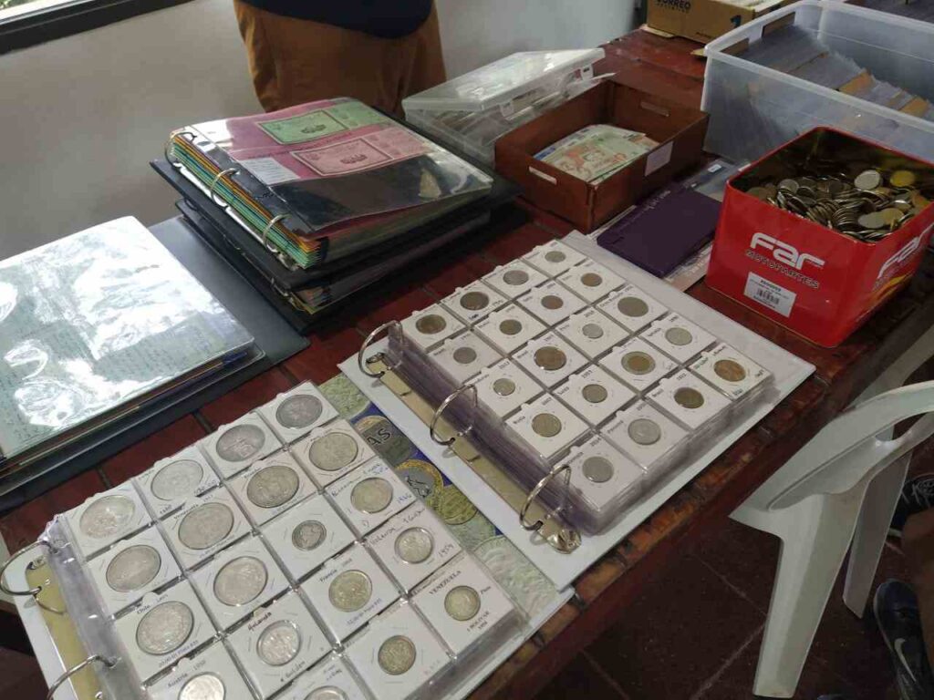 Se realizó la  XIII edición de la Feria Numismática en barrio El Golf