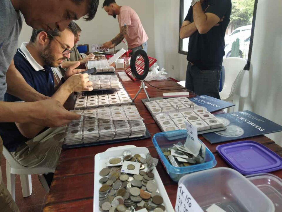Se realizó la XIII edición de la Feria Numismática en barrio El Golf