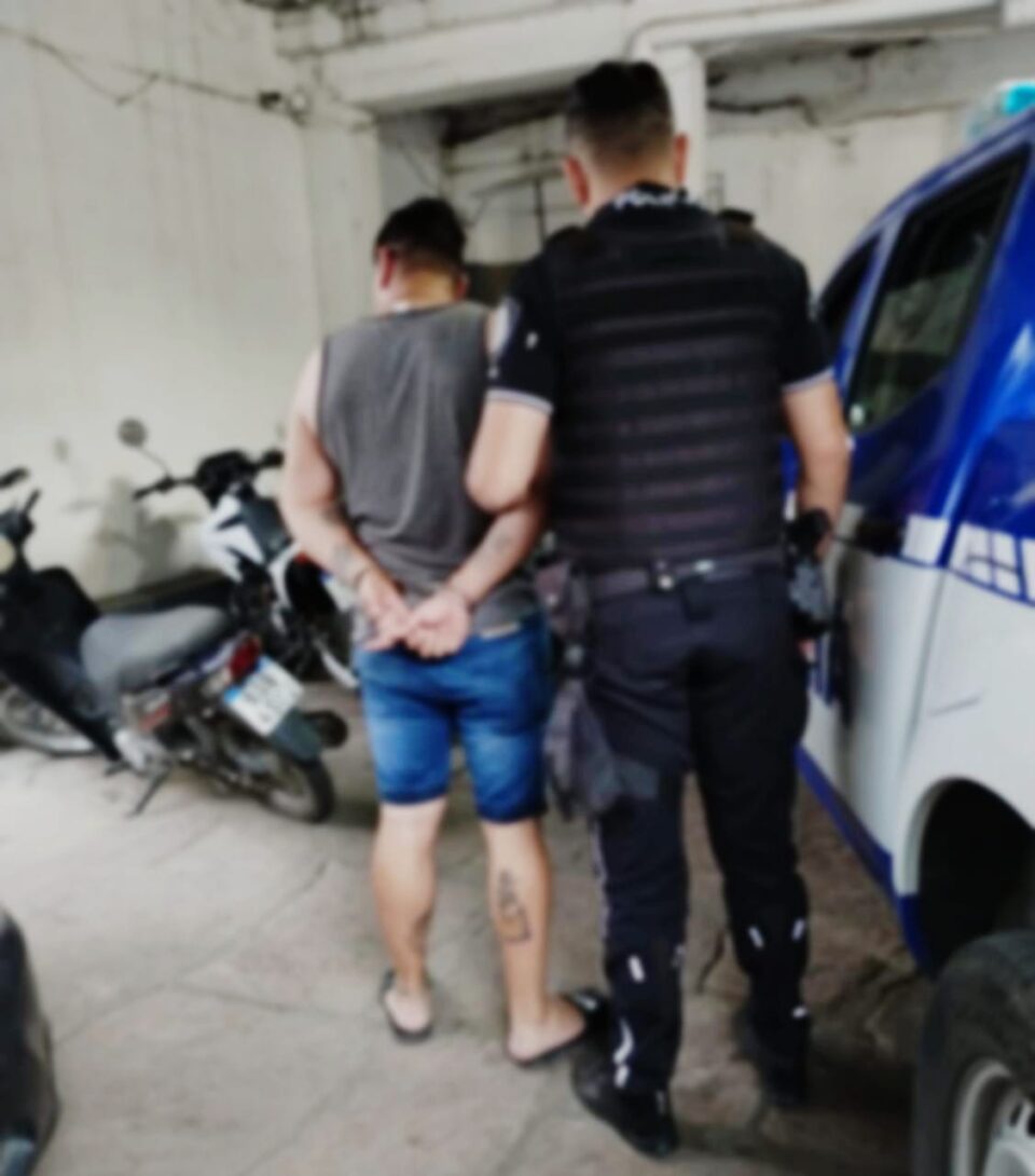 Como en el medioevo: un hombre amenazó en la calle a su pareja con un pico