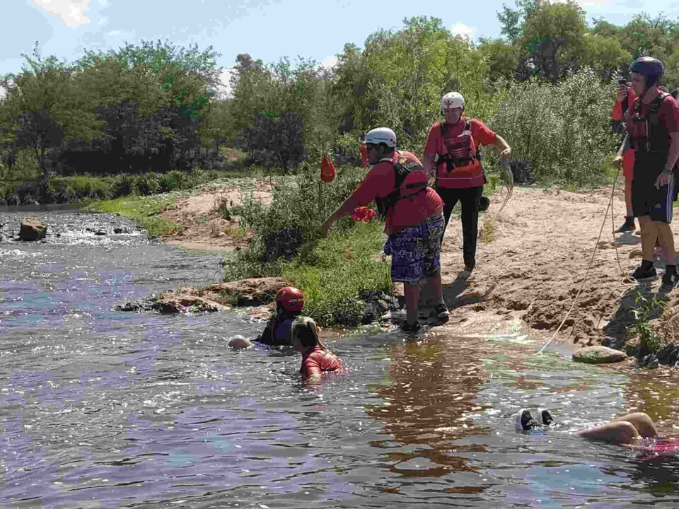 Capacitación en Salvamento y Primeros Auxilios para brigadistas de Defensa Civil
