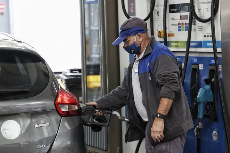 El Gobierno postergó la suba de los impuestos a los combustibles