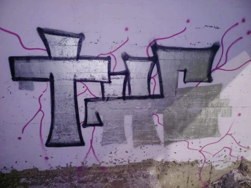 Detuvieron a un menor grafiteando paredes en el puente Armenia
