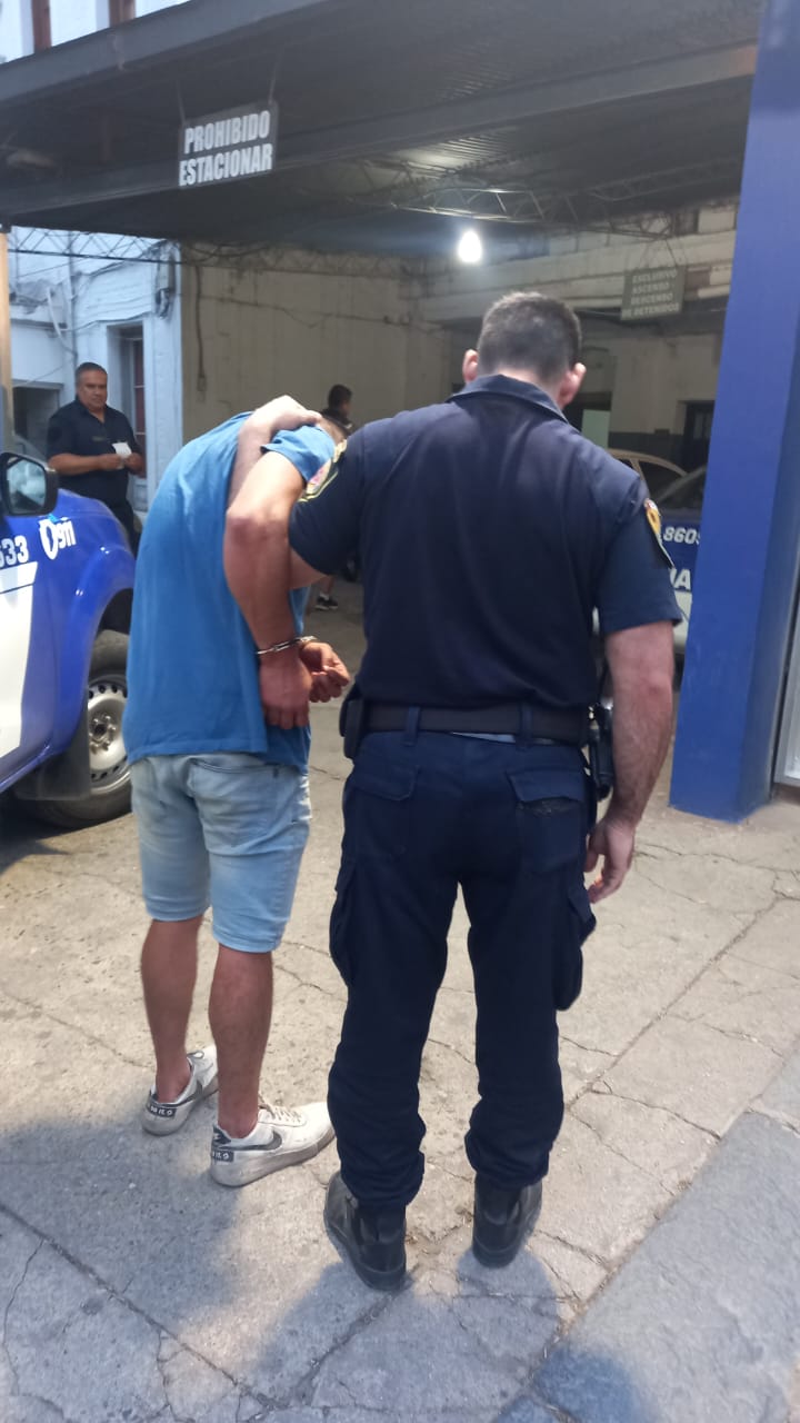 Dos detenidos por robar cosas de dentro de un vehículo