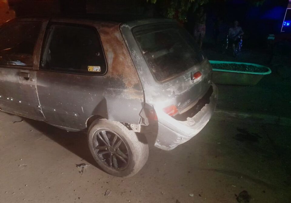 Ni lo vio: chocó con un automóvil estacionado