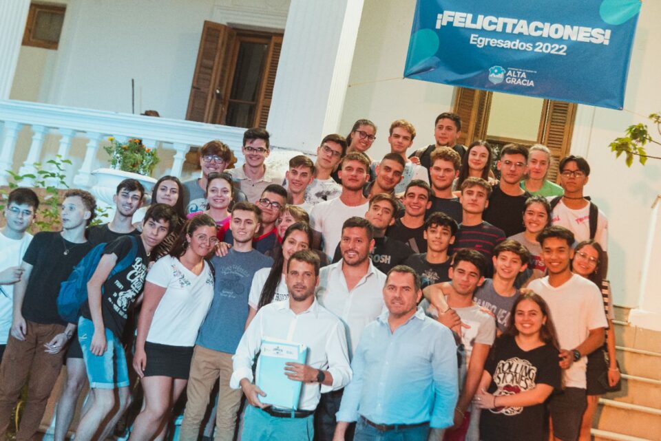 Más de 300 estudiantes secundarios finalizaron sus pasantías pagas