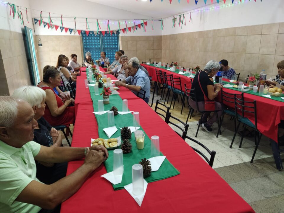 Los abuelos de Parque San Juan se reunieron para hacer la previa a la Navidad