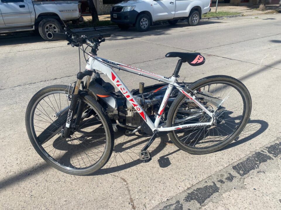Un motociclista y un ciclista chocaron: terminaron con traumatismo de cráneo y un hombro dislocado