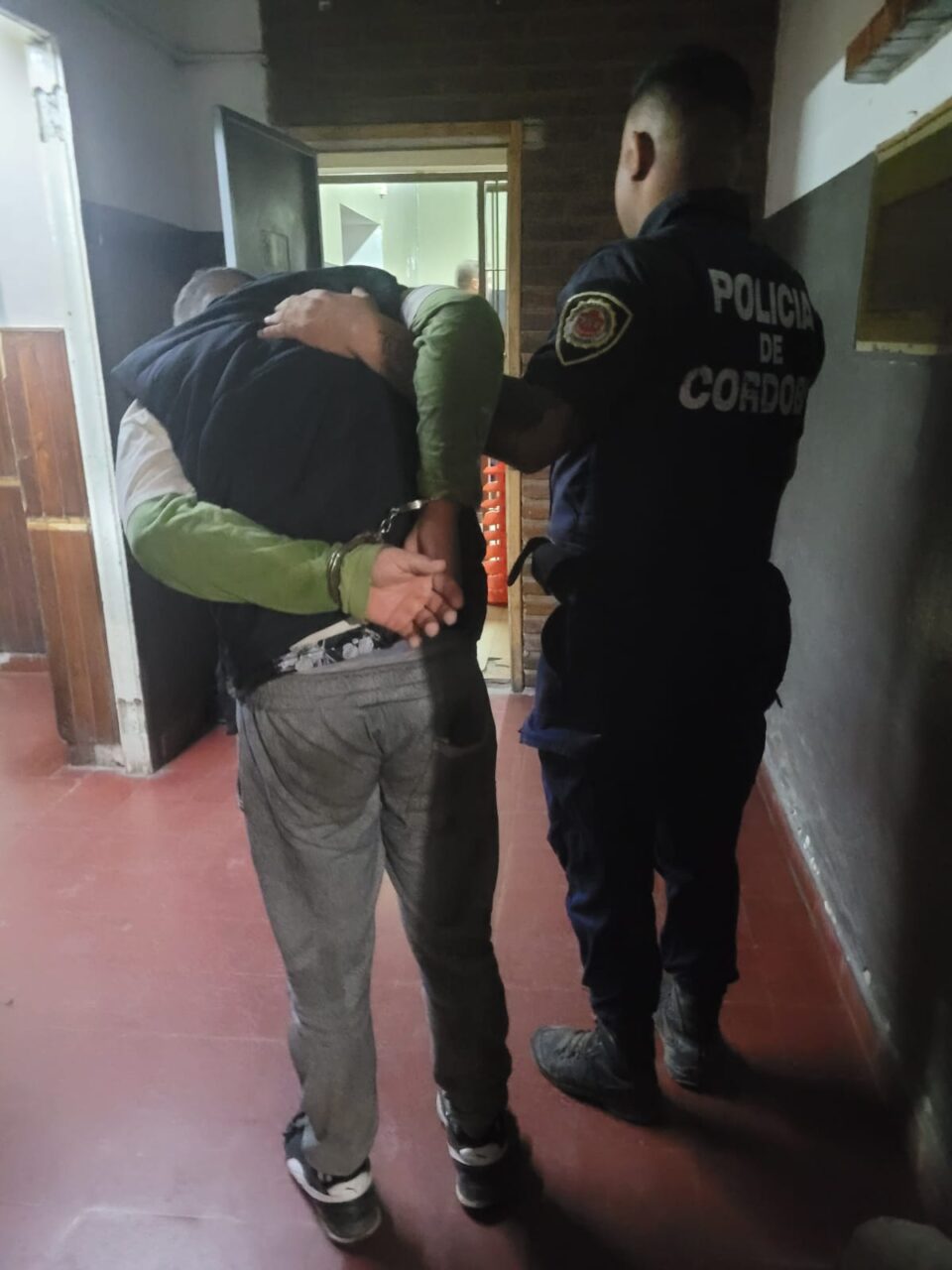 Dos jóvenes asaltaron con un cuchillo a una mujer: fueron detenidos