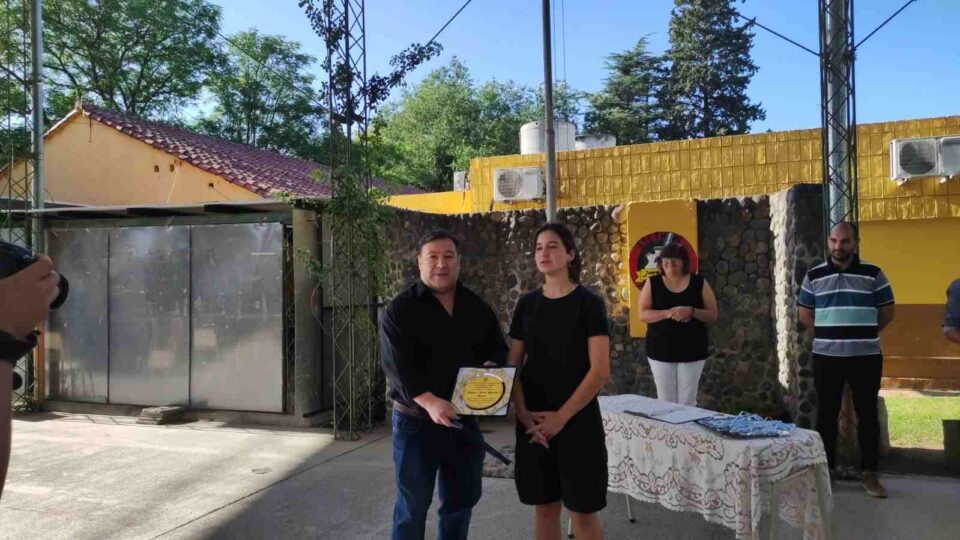 Lograron reconocer a su hija como abanderada y mejor promedio