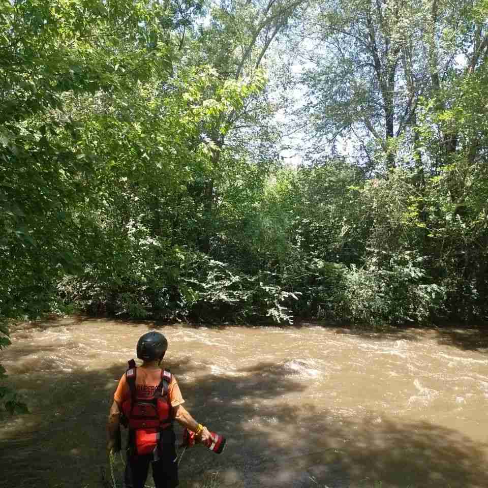 Los Aromos: Bomberos rescataron a una mujer tras la crecida del río