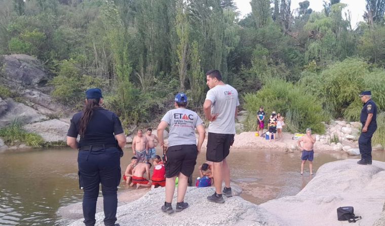 Tragedia en Córdoba: se ahogó un turista mientras se bañaba en el río de Nono
