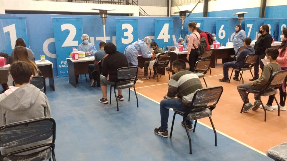 Vacunación Covid: desde el martes, niños y adolescentes recibirán refuerzos
