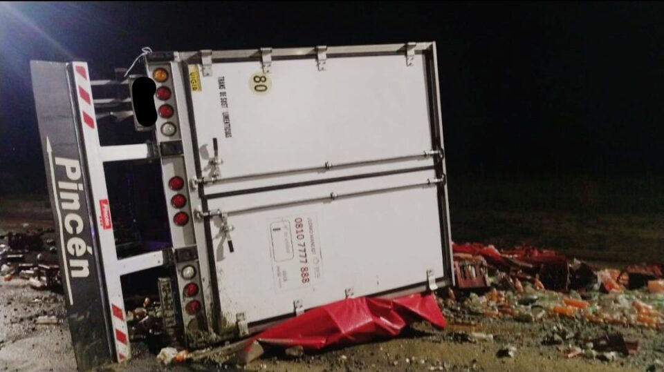 Volcó un camión sobre la Ruta C 45 y el conductor no sufrió lesiones