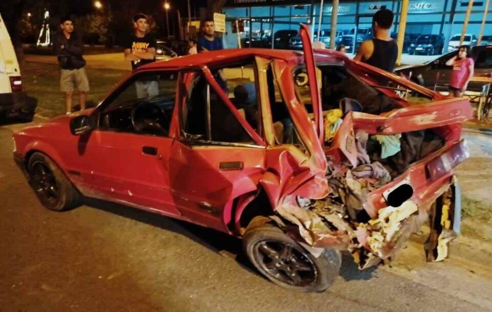 Dos hombres heridos luego de un choque a un vehículo estacionado