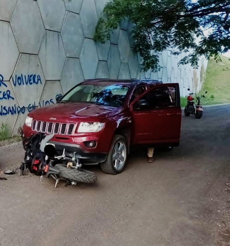 Día de suerte: Dos motociclistas chocaron contra un automóvil y salieron ilesos