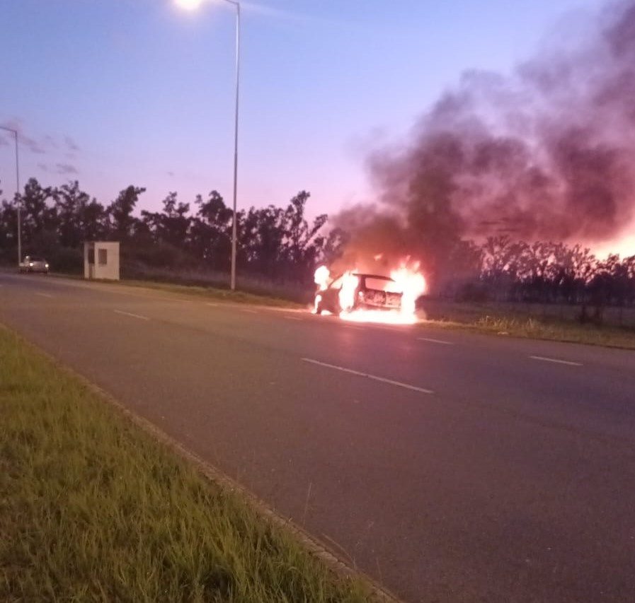 Un auto envuelto en llamas en pleno viaje por Ruta 5