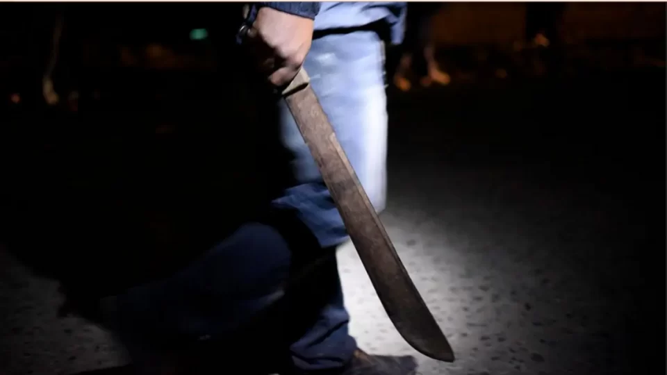 Malagueño: amenazó y persiguió a dos personas con un machete