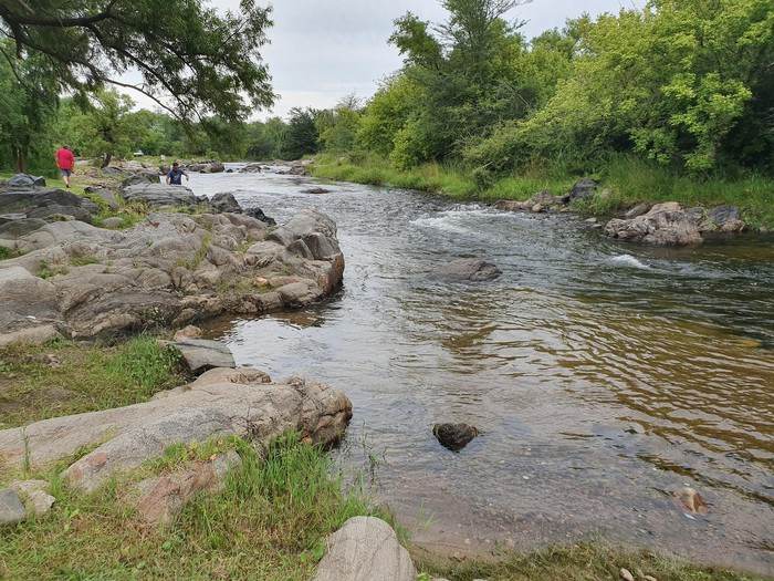 Villa San Isidro organiza una jornada de trekking por senderos junto al río