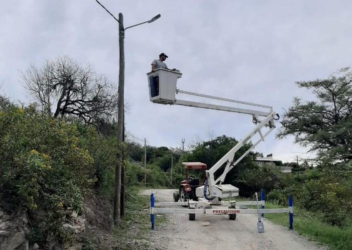 La Serranita continúa instalando iluminado público a sus vecinos