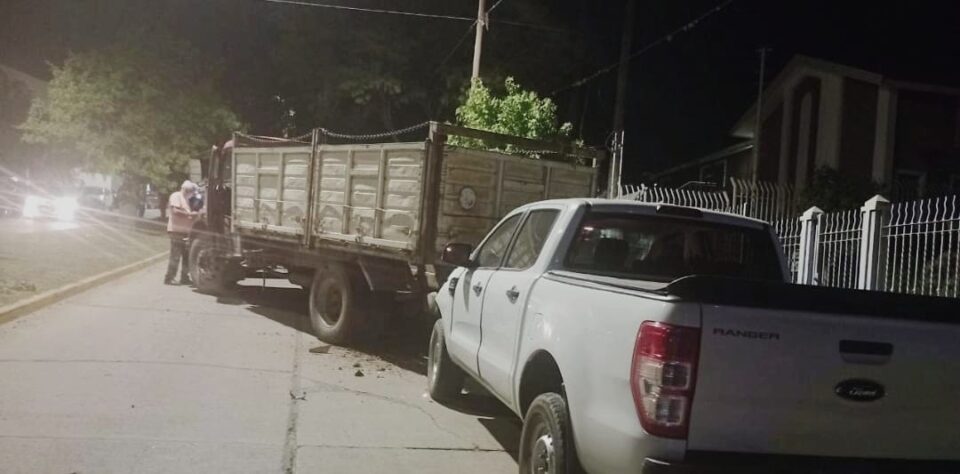 Se quedó sin frenos el camión y chocó dos vehículos estacionados