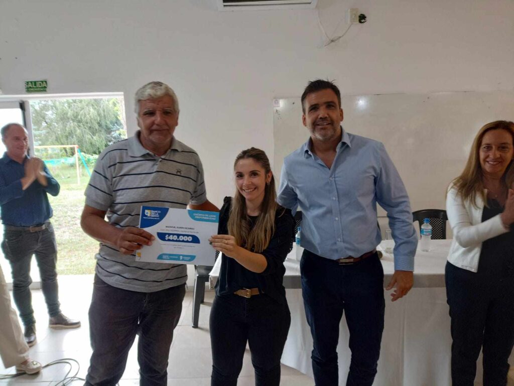 Facundo Torres entregó más de 100 microcréditos a vecinos del Departamento Santa María