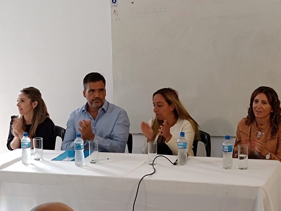 Facundo Torres entregó más de 100 microcréditos a vecinos del Departamento Santa María