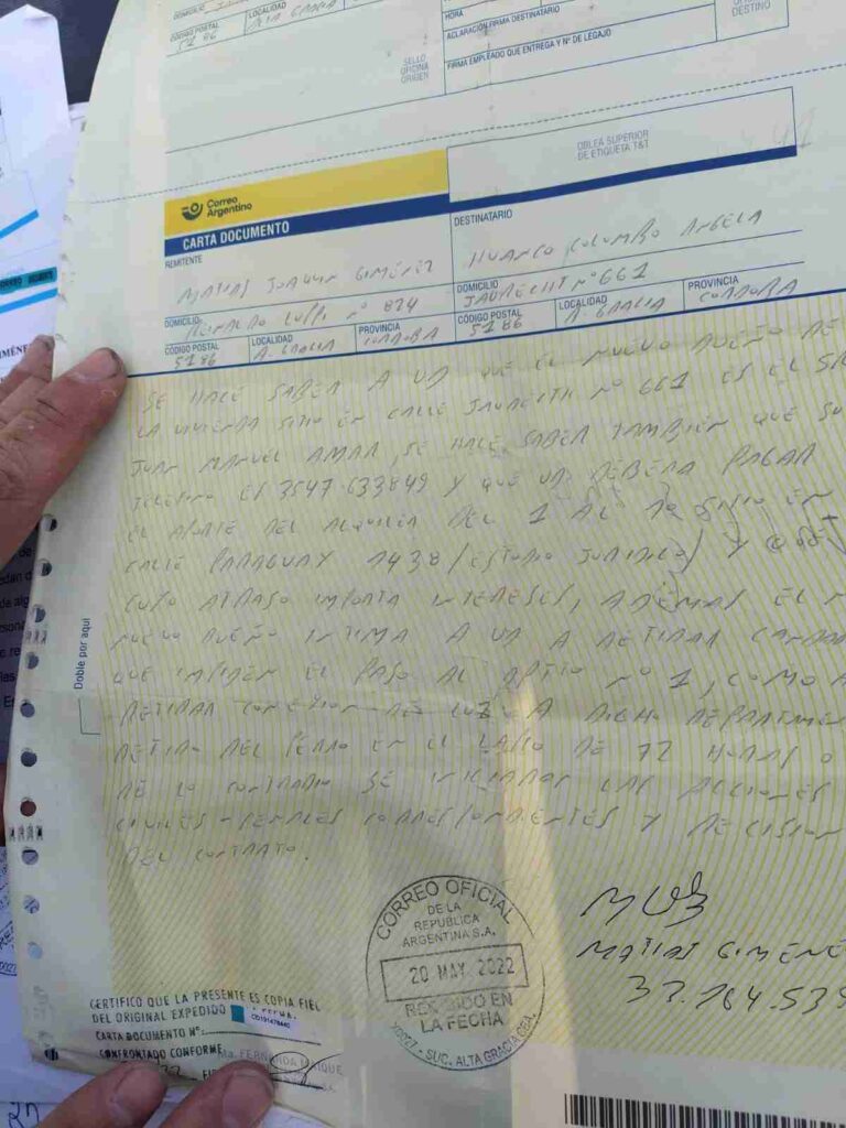 Afirma que su medio hermano le usurpó la casa