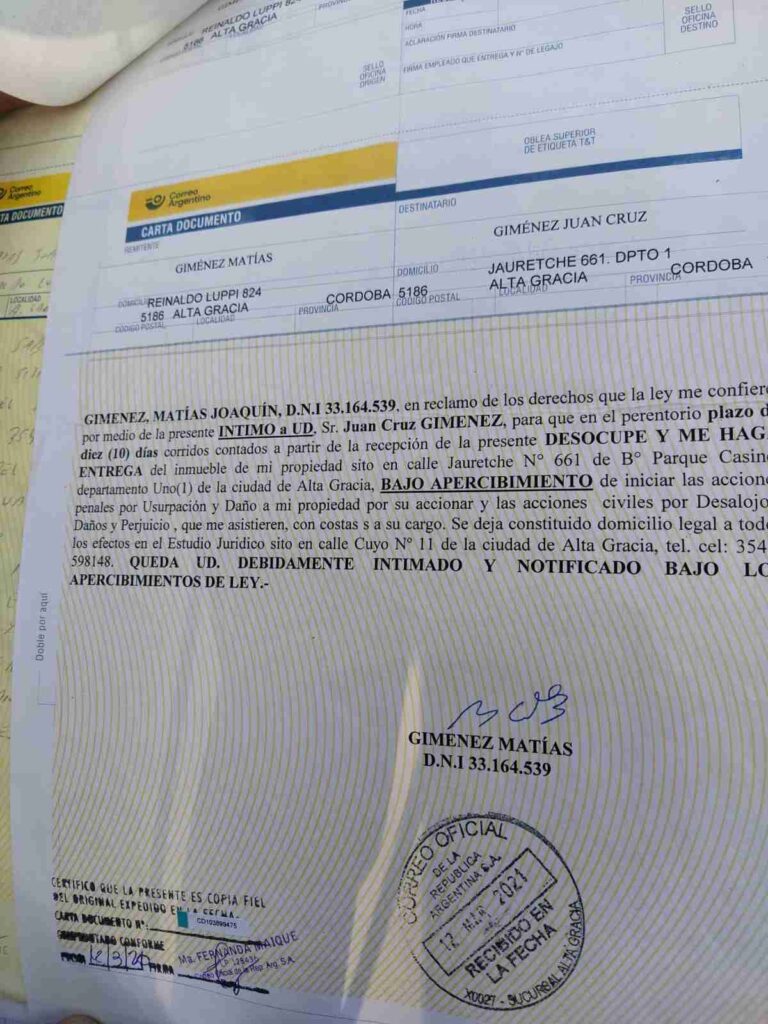 Afirma que su medio hermano le usurpó la casa