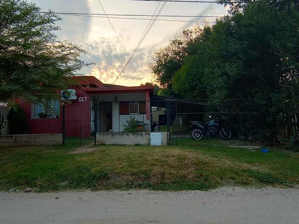 Afirma que su medio hermano le usurpó la casa