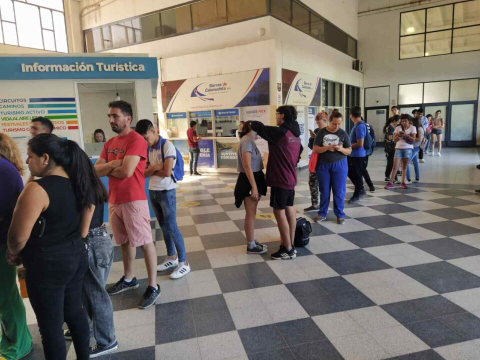 Largas filas para tramitar el BEG en la Terminal de Alta Gracia