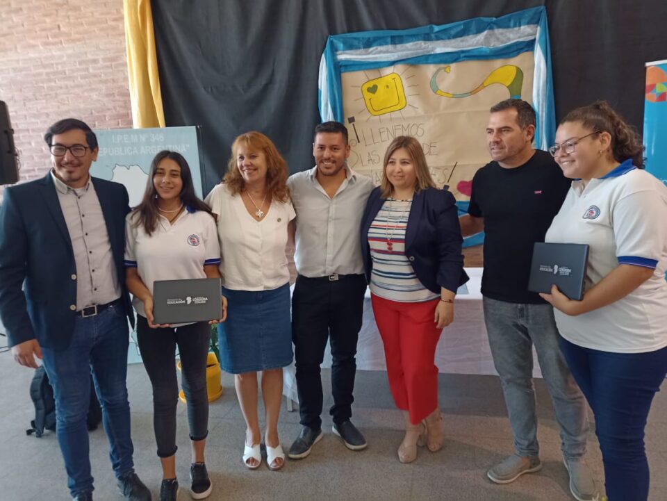 Entregaron 150 nuevas computadoras a cuatro IPEM