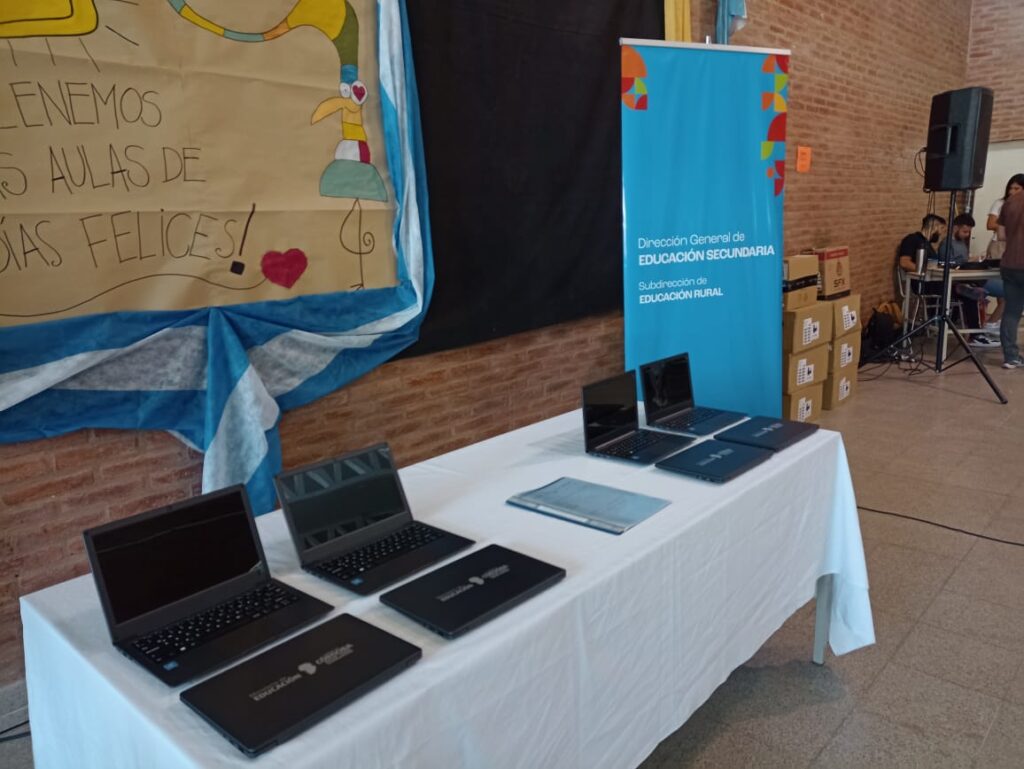 Entregaron 150 nuevas computadoras a cuatro IPEM