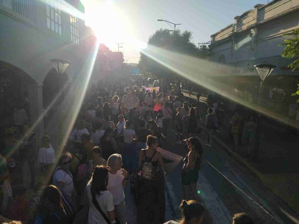 Cientos de mujeres marcharon por las calles de Alta Gracia