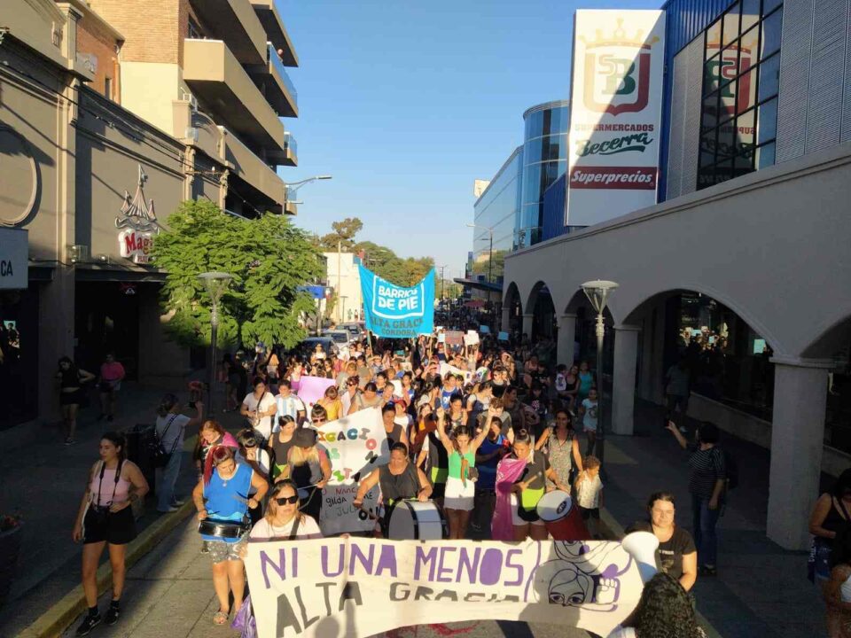 Cientos de mujeres marcharon por las calles de Alta Gracia