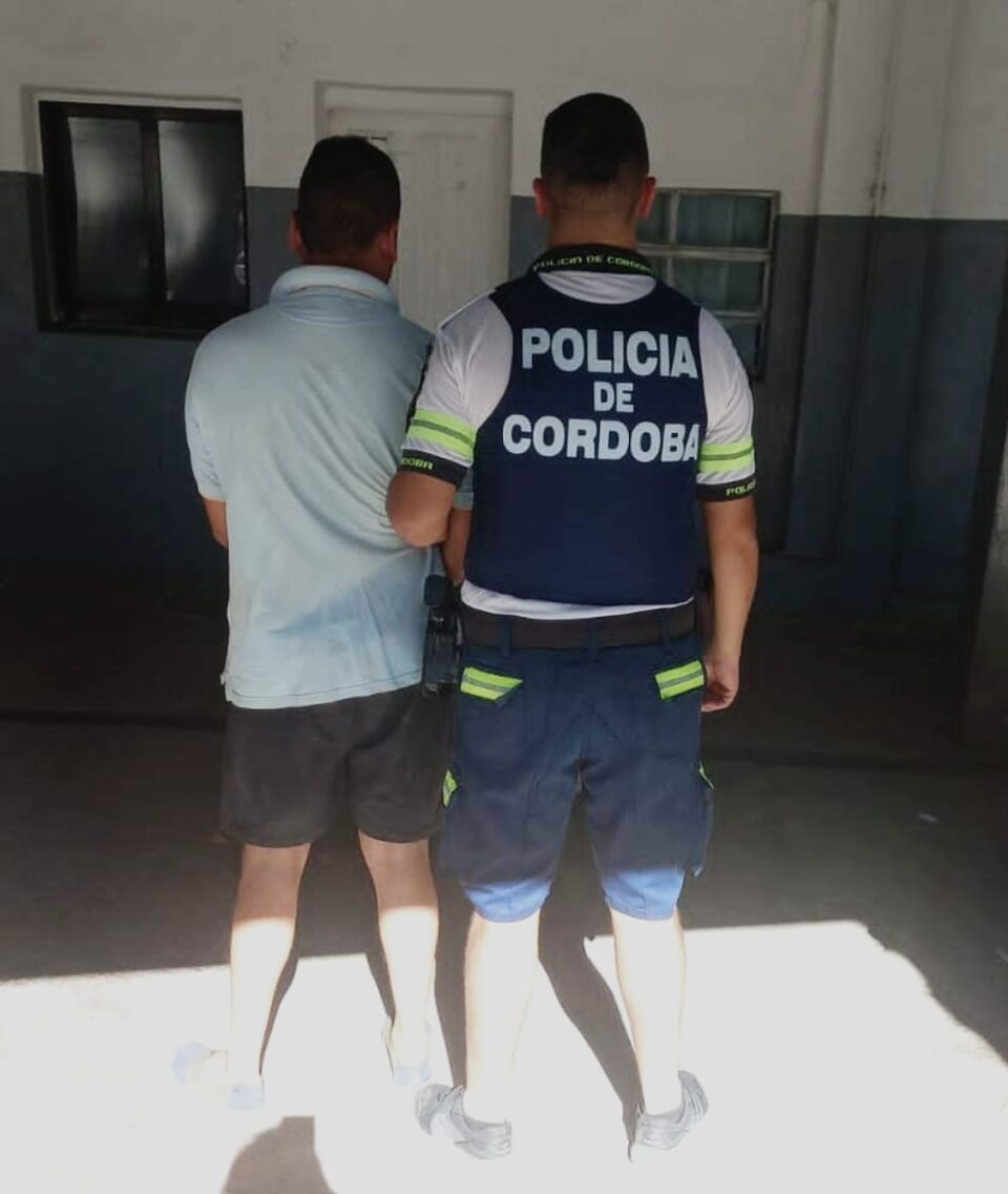 Un detenido tras incomodar vecinos y pegarle y amenazar a los policías