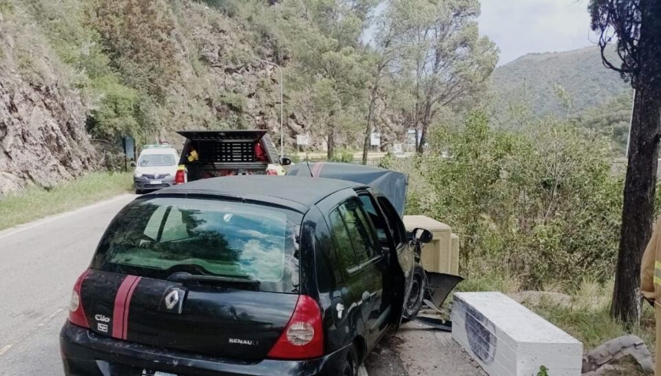 Se fue de la ruta y terminó contra el murallón del Dique