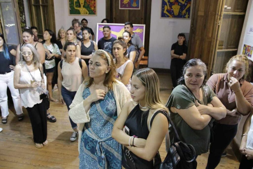 Abrió la muestra de arte "Locas" en la Casa de la Cultura